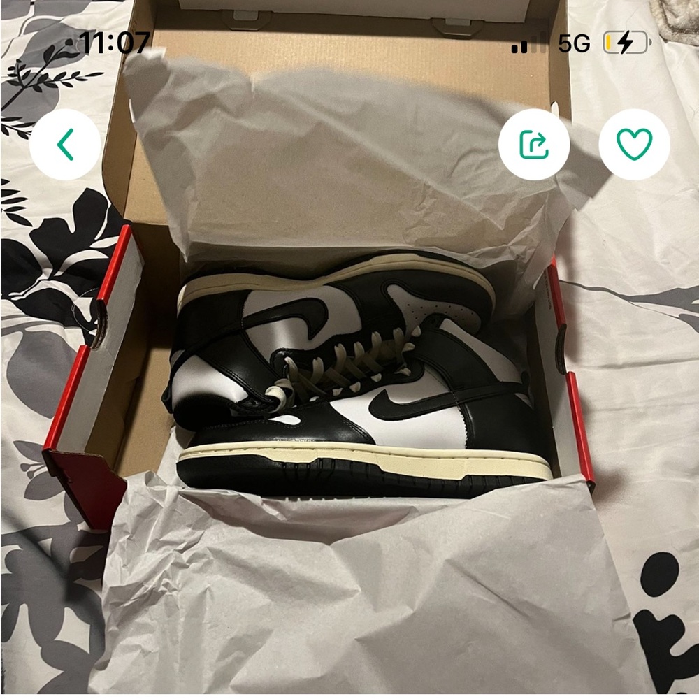 Woman’s Dunk high “vintage black” size 7